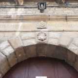 L�accesso � poi sormontato da un architrave con bassorilievo in pietra della Madonna col Bambino e dall�epigrafe in latino sub tuum praesidium sancā dei genitrix ("sotto la tua protezione Santa Madre di Dio")